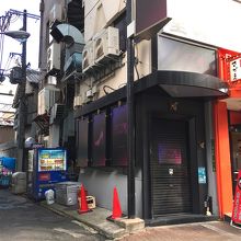 寿司屋の横の路地を入って行きます。