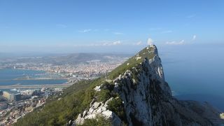 「地中海の鍵」と呼ばれるにふさわしい岩山