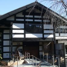 白壁と黒い梁の古民家で、素敵な空間です