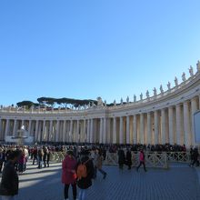 広場を取り囲む聖人像