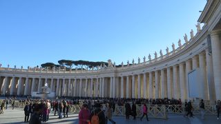 広場を取り囲む聖人像