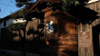 黒茶色の壁が趣深い醤油蔵の並ぶ町並み