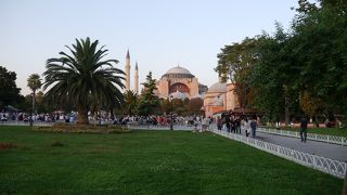 観光客が行き交う広場