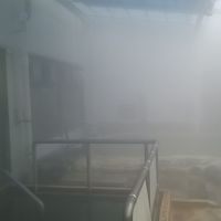 外湯の歩行湯と岩風呂です。右側は壁、上には屋根があります。