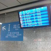 広州空港の最寄りの駅です。飛行機の運行状況も表示されています。