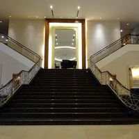 開放的で豪華なロビー