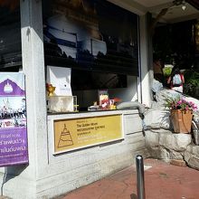 お寺の入口で入場料が徴収されます