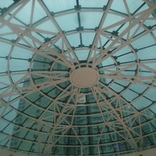 駅に隣接してショッピングモールもあります