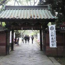 東照宮の参道の途中の水舎門です。ぼたん苑の手前にあります。