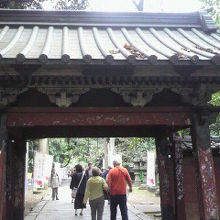 上野東照宮の水舎門の社殿側の様子です。立派な造りの門です。