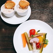 アミューズと自家製のピクルス