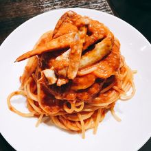 ワタリガニのトマトクリームパスタ。取り分けてます。