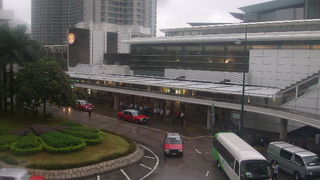 MTRの玄関口となる駅です