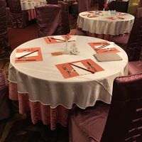 朝食ビュッフェのテーブル