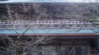 二重の瓦屋根の荘厳な建物