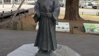 静岡駅北口に立つ