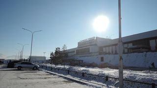 バスで市内にアクセス可能