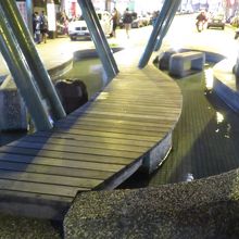 無料の足湯があります