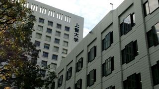 四ツ谷駅前にあるキャンパス