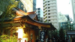 ピカピカの真新しい神社