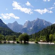 トリグラフ山系が美しい沼の様な湖にうつる　ぜひ行くべき場所