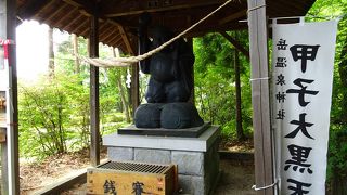 岳温泉大通りの頂上付近にあります