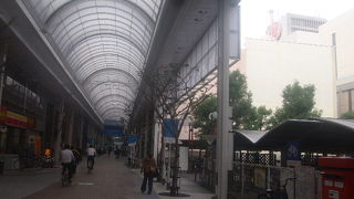 三越傍にあるアーケード街です