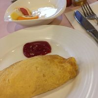 朝食ビュッフェのオムレツ