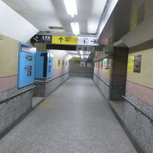 瑞芳駅内の地下道です。