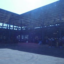 トゥクトゥクかタクシーで来るのがおススメ