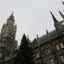 マリエン広場から見上げる新市庁舎