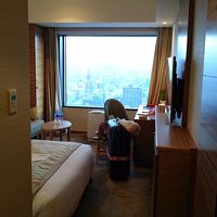 窓際にクローゼット。靴もそこです