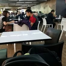 フードコート内。広くてＷＩＦIも使える