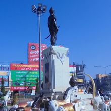 歩いても行けますが，ほかの名所を見る際に立ち寄るのが便利。