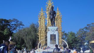 一度は見ておきたい，タイの偉大なる国王像