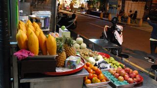 正興路でフルーツ