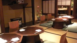 お茶屋の建物の一階にある「祇園らんぶる」