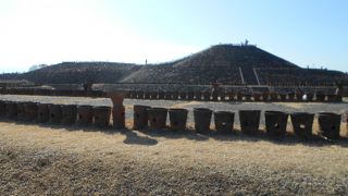 すぐ近くに大きな古墳が二つもあります