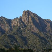 岩場でそそり立つモッチョム岳