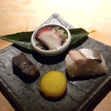 木耳と蛸と海藻の酢の物。鯖寿司。丸十。生麩の田楽