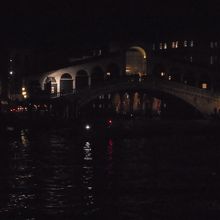 夜のヴァポレットから見る運河沿いの街並み。