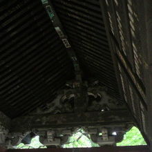 東照宮水舎門の上部裏側です。精緻な彫り物造りが施されています