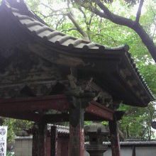 上野東照宮の水舎門を斜め方向から見ている写真です。立派です。