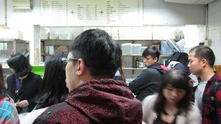 お店の外に行列が２つ