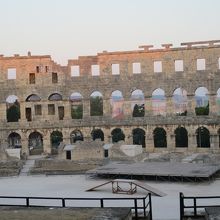 柱の間からマリーナが見えます