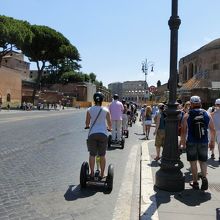 セグウェイで移動している人たち。