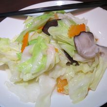 季節鮮時蔬（旬の野菜炒め）高麗菜＝キャベツ　220元