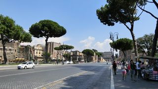 通りの下に遺跡が埋もれています