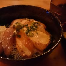 サーモンの炙り丼