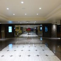 奥に長いフロント周辺